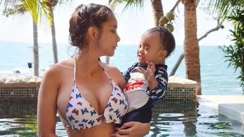 ใหม่ สุคนธวา อวดอกอึ๋มในชุดบิกินี บอกแม่ลูกอ่อนอยากโชว์ผีเสื้อบ้าง