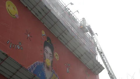 สุดระทึก ไฟไหม้ตึกเวิลด์เทรด เซ็นเตอร์ในฮ่องกง หลายร้อยคนติดบนหลังคา