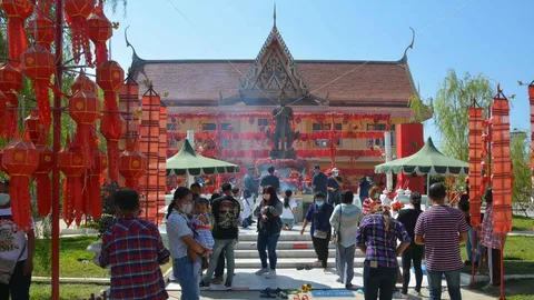 นักเสี่ยงโชคสามัคคี แบกถังเขย่าเซียมซียักษ์ ขอพรท้าวเวสฯ วัดพังม่วง (คลิป)