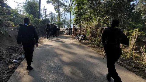 จนท.ตรึงกำลังล้อมบ้านแม่หละ เตรียมรถดับเพลิง เผื่อคืนนี้จลาจลวุ่นอีก