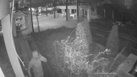 ได้ภาพคนร้ายปีนหอพักลวนลาม นร.ที่โคราชแล้ว ตร.เร่งล่าตัวค่าหัว 2 หมื่น