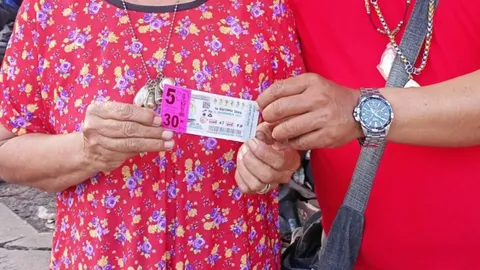 ป้าวัย 70 ตามซื้อลอตเตอรี่เลข 235 สุดเฮงถูกหวยรางวัลที่ 1 รับโชค 30 ล้าน