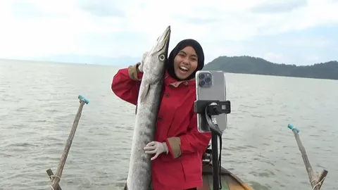 มิติใหม่ ชาวประมงไลฟ์สดขายปลา กลางทะเลอันดามัน กวาดรายได้งาม (คลิป)