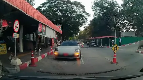 แบบนี้ก็ได้เหรอ รถหรูจอดขวาง เพื่อเข้าร้านสะดวกซื้อ ไม่สนรถทางตรงไปได้ไม่ได้ (คลิป)