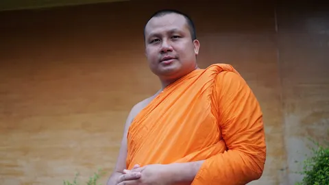 "พระมหาสมปอง" เนื้อหอม 2 พรรคใหญ่ "พปชร.-เพื่อไทย" รุมจีบให้มาช่วยงาน