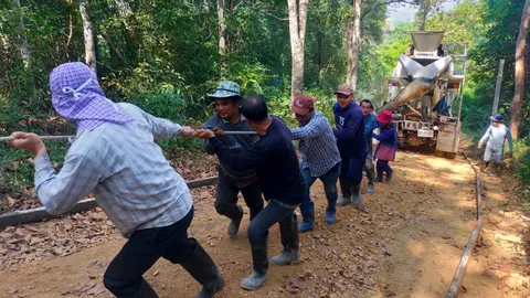 ศรัทธาชาวบ้าน ลากรถโม่ปูน ทำถนนขึ้นพระธาตุดอยธา (คลิป)