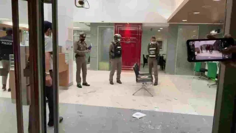 หนุ่มเมาเอาหินทุบกระจกธนาคาร หวังขโมยเงินพลาดโดนกระจกบาด โดนรวบส่งตร.