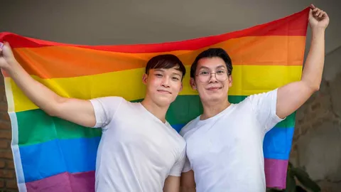 พ่อแม่ควรทำอย่างไร เมื่อรู้ว่าลูกเป็น LGBTQ