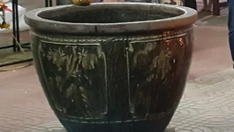 โจรใจบาป ลักอ่างน้ำมนต์อายุ 180 ปี ยกจากวัดท้องคุ้ง อัมพวา (คลิป)