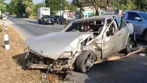 อดีตวัฒนธรรมจังหวัด ขับเบนซ์ชนประสานงา กระเด็นตกตายนอกรถ