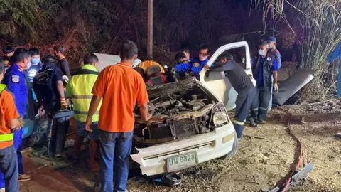 ประสานงายับ "กระบะ-รถตู้" ผู้โดยสารเจ็บ 5 ผญบ.ดับ 1 คาซาก