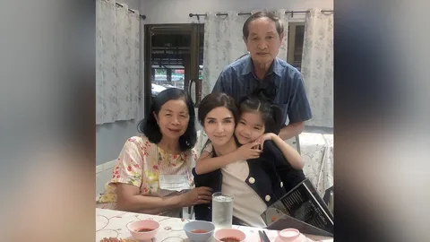 แม่โบว์ พา น้องมะลิ ไหว้ พ่อปอ เยี่ยมปู่ย่าที่บุรีรัมย์ในรอบ 2 ปี
