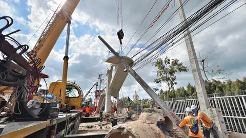 ย้ายแล้ว เสาไฟโผล่กลางสะพานลอย คาดเปิดให้ประชาชนใช้บริการมี.ค.-เม.ย. 65 (คลิป)