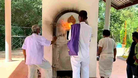 ชาวบ้านสุรินทร์ร่วมเผาศพตาวัย 93 ประเดิมเมรุใหม่ เชื่ออายุ-เลขโลงให้โชค (คลิป)