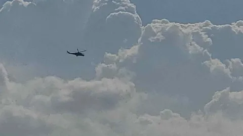 ตูมสนั่น ฮ.โจมตีเมียนมา ยิงจรวดถล่มฐานกะเหรี่ยง เห็นเต็มตาจากฝั่งแม่สอด (คลิป)