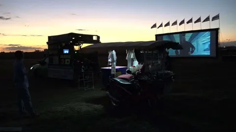 นักธุรกิจแก้บน จ้างหนังกลางแปลงฉายให้อากงอาม่าดู กลางสุสานที่ปราจีนฯ (คลิป)