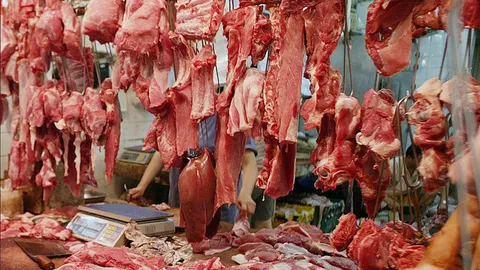 หมูเนื้อแดงราคาพุ่งโลละ 200 รับปีใหม่! โวย “พาณิชย์” ไม่ช่วยแก้อาหารสัตว์แพง
