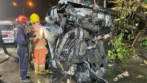 เก๋งชนเสาไฟพลิกตะแคง ก่อนไฟลุกไหม้ช่วยออกไม่ทันย่างสด 2ศพที่บางบัวทอง