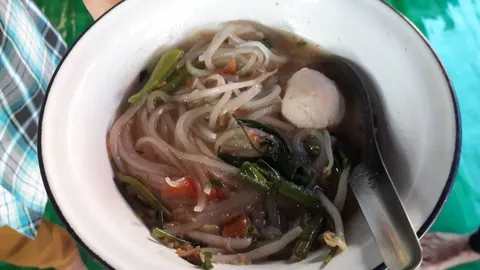 กินก๋วยเตี๋ยวลูกชิ้นติดคอ คุณยายวัย 84 ปี ดับสลด