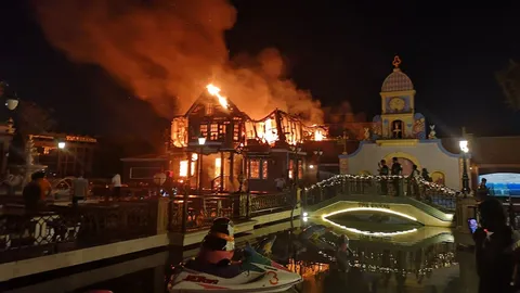 ไฟไหม้ส่งท้ายปี "ช็อกโกแลต วิลล์" เผาอาคารออฟฟิศวอด ตร.เร่งสอบสาเหตุ