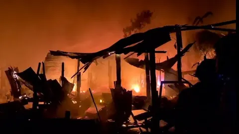 ไฟไหม้กลางเมืองสกลนครวอดส่งท้ายปี หวิดลามชุมชนโชคดีดับได้ทันไร้เจ็บตาย (คลิป)