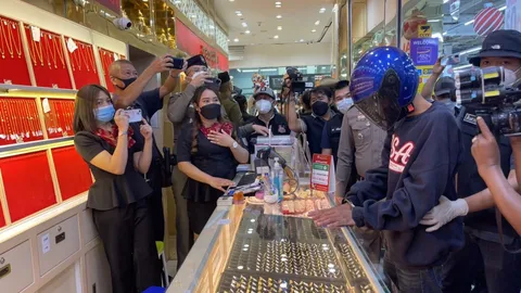 ตร.ปราจีนฯ นำคนร้ายชิงทอง ไปหาของกลางและทำแผนฯ อ้างหาเงินใช้หนี้นอกระบบ