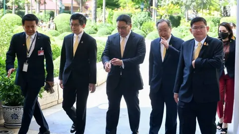 เลขาฯ “สนธิรัตน์” เผย ให้สื่อรอฟังข่าวดี 2 กุมาร หลังปีใหม่ ตอบหมดทิศทางการเมือง