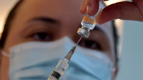 ผลวิจัยชี้ ฉีดซิโนแวค 2 โดสกับบูสเตอร์ไฟเซอร์ 1 เข็ม อาจกันโอมิครอนไม่ได้