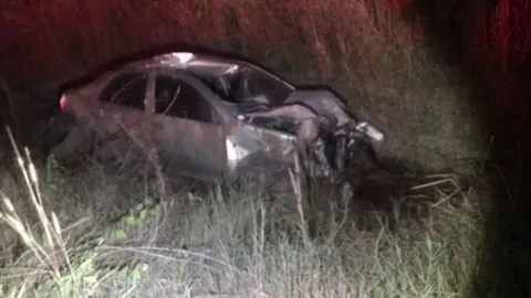 ผู้เฒ่าวัย 71 นั่งกระบะผ้าห่มปลิวหล่น ลงไปเก็บถูกเก๋งพุ่งชนขาขาดดับสยอง