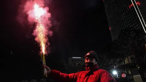 ดอกไม้ไฟคร่าชีวิตชาวยุโรปส่งท้ายปี แม้หลายประเทศสั่งห้ามเล่น