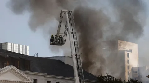 สุดระทึก ไฟไหม้อาคารรัฐสภา แอฟริกาใต้ พระเพลิงโหมไหม้รุนแรง