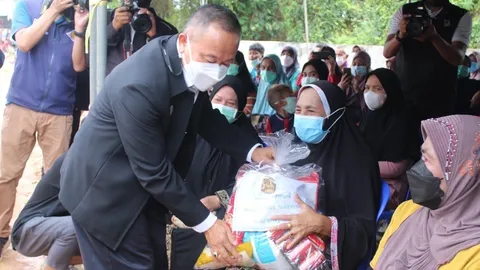 "บิ๊กตุ๋ย" ซับน้ำตาชาวนราฯ หลังพนังกั้นแม่น้ำโก-ลกพัง ทำน้ำท่วมหนัก