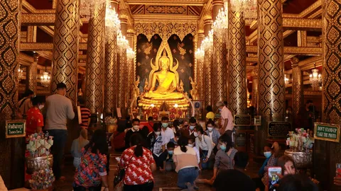 คนแวะกราบ พระพุทธชินราช แน่นวัดใหญ่ ขอพรก่อนกลับไปทำงาน (คลิป)