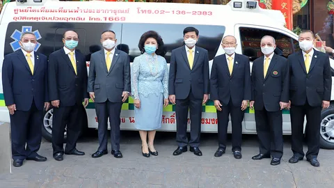ณรงค์ศักดิ์-อังคณา พุทธพรมงคล มอบรถพยาบาลให้ รพ.เทียนฟ้า