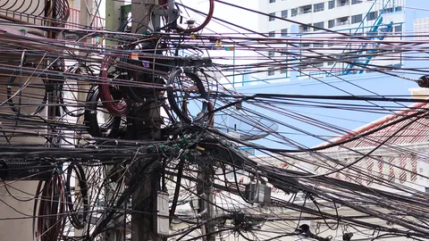 สายสื่อสารห้อยระโยงระยาง บางส่วนถูกกองไว้ที่พื้น วอนหน่วยงานที่รับผิดชอบเร่งแก้ไข