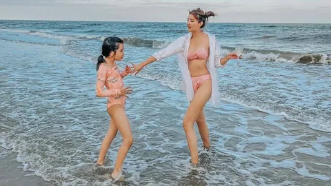 เธอ รวรีย์ แซ่บไฟลุก อวดหุ่นสวยในชุดบิกินี เล่นน้ำทะเลกับลูกสาว