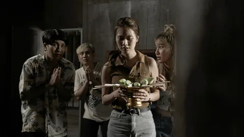 คนทรงเจ้าปะทะผีเสาตกน้ำมัน แก๊งนักศึกษาหนีกระเจิง ใน “บ้านโชคดี เดอะซีรีส์”