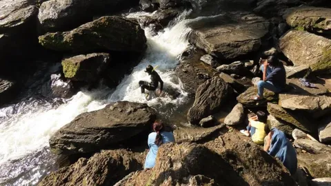 นทท.ทำแหวนทองฝังเพชรตกหายในน้ำตกคลองลาน นักค้นหาอิสระไปเจอติดใต้ซอกหิน 