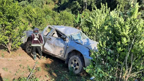 กระบะเสียหลักร่วงตกเขากว่า 100 ม.ทางโค้งก่อนถึงภูชี้ฟ้า บาดเจ็บ 5 ราย