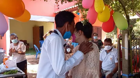 คู่แล้วไม่แคล้วกัน อดีตคู่รักวัยทีน กลับมาแต่งงานกันเมื่ออายุ 60 ปี (คลิป)