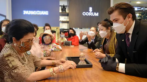 บาชโทลด์ โชว์ไข่ตั้งโต๊ะม้าหมุนฟาแบร์เฌ มูลค่ากว่า 21 ล้านบาท