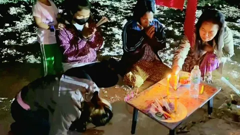 แห่ส่อง "เลขเด็ด" พิธีขอโชค "ต้นไทร" คืนวันพระ หลังมีคนถูกหวยนับล้าน (คลิป)