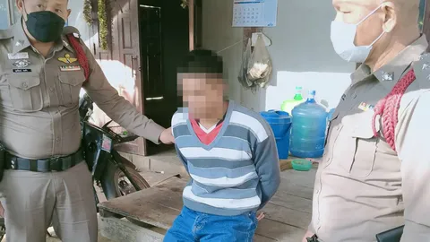 พ่อเมาฉุนลูกทำเบาะจยย.ขาด คว้าเหล็กทุบหัว ถูกลูกแย่งได้ฟาดกลับดับคาที่