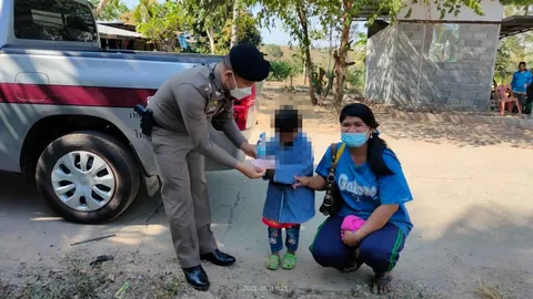 ตร.ไชยวานช่วย 2 แม่ลูกพากลับบ้าน เหตุทะเลาะผัว โดนทิ้งให้เดินถนนเปลี่ยว