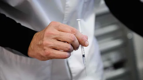 สุดฉาว บุรุษพยาบาลอิตาลีแกล้งฉีดวัคซีนลม เพื่อขายใบรับรองฉีดวัคซีน