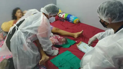 สาว 26 คลอดลูกคนที่ 3 คาห้องพักโดยไม่รู้ว่าท้อง กู้ภัยปทุมฯ ช่วยส่งรพ.