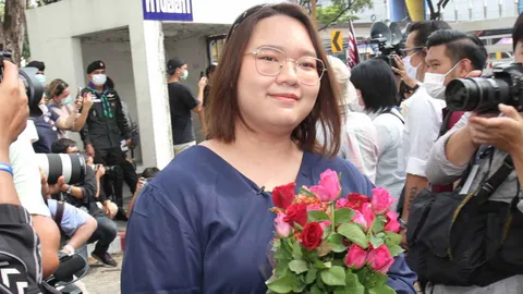 ศาลอนุญาตปล่อยชั่วคราว รุ้ง ถึง 25 พ.ค.65 แก้ให้อยู่ในบ้าน 18.00-06.00 น.