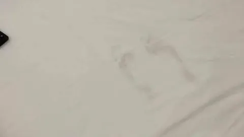 เปิดใจ สาวโพสต์คลิปสุดหลอน รอยเท้าปริศนาบนเตียง ทั้งที่ตอนแรกไม่มี (คลิป)