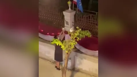 ยังไม่ออกหมายจับป้าขโมยหลอดไฟหน้า สตช. เช็กวงจรปิดรู้ไทม์ไลน์ คาดได้ตัวเร็วๆ นี้