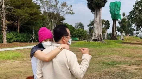 ตั๊ก บงกช อวดความหวาน ควงเจ้าสัวบุญชัย ดูต้นไม้เติบโตพร้อมความรัก